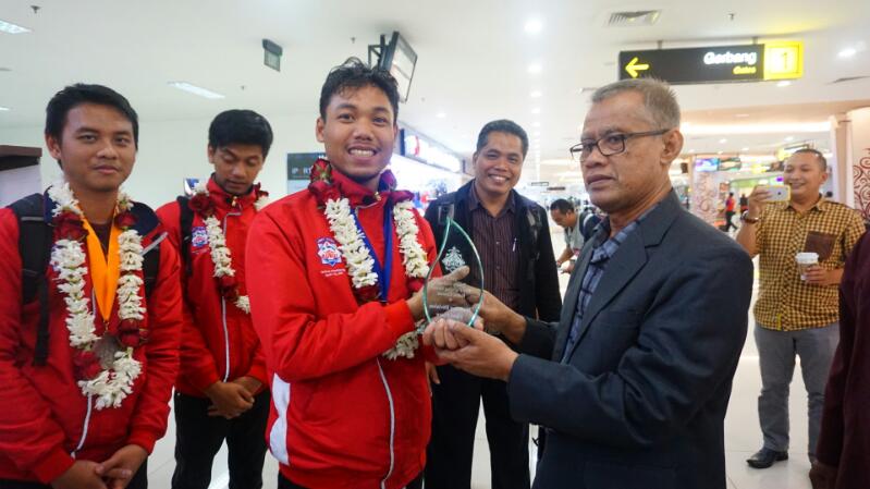 Haedar Nashir saat menyambut kedatangan rombongan Tim Robot UMM. KETUA Umum Pimpinan Pusat (PP)